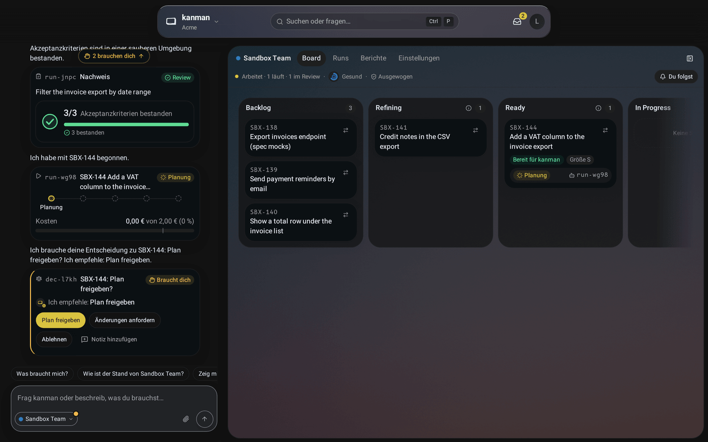 Der Chat eines Teams links mit Nachrichten zu Run, Nachweis und Merge und einer Entscheidungskarte mit Plan freigeben, daneben das Board des Teams