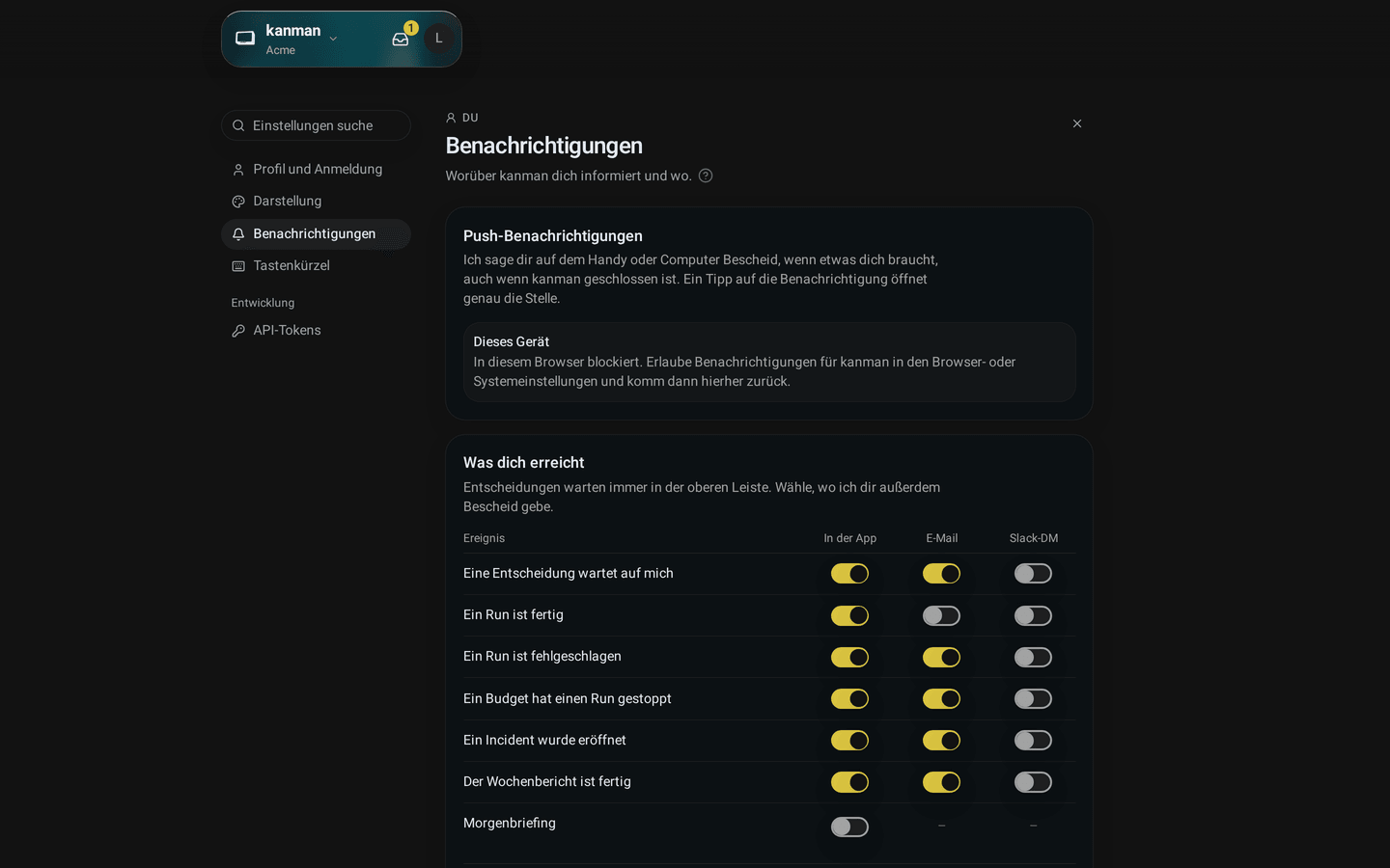 Benachrichtigungen mit der Tabelle Was dich erreicht: Ereignisse als Zeilen, In der App, E-Mail und Slack-DM als Spalten (Desktop)
