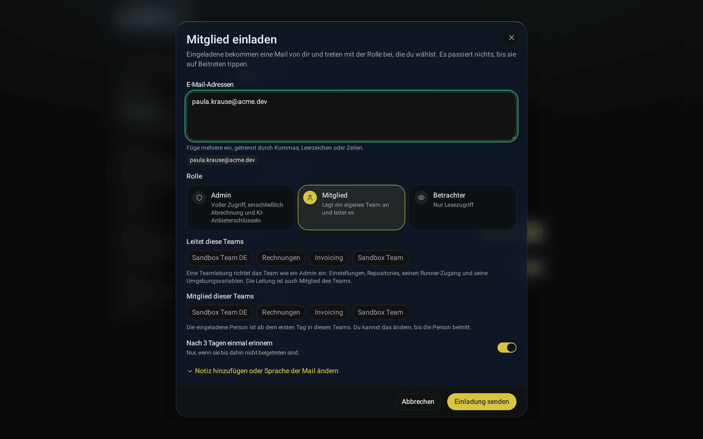 Fenster zum Einladen mit mehreren E-Mail-Adressen, den Rollenkarten Admin, Mitglied und Betrachter und den Teams, denen sie beitreten (Desktop)