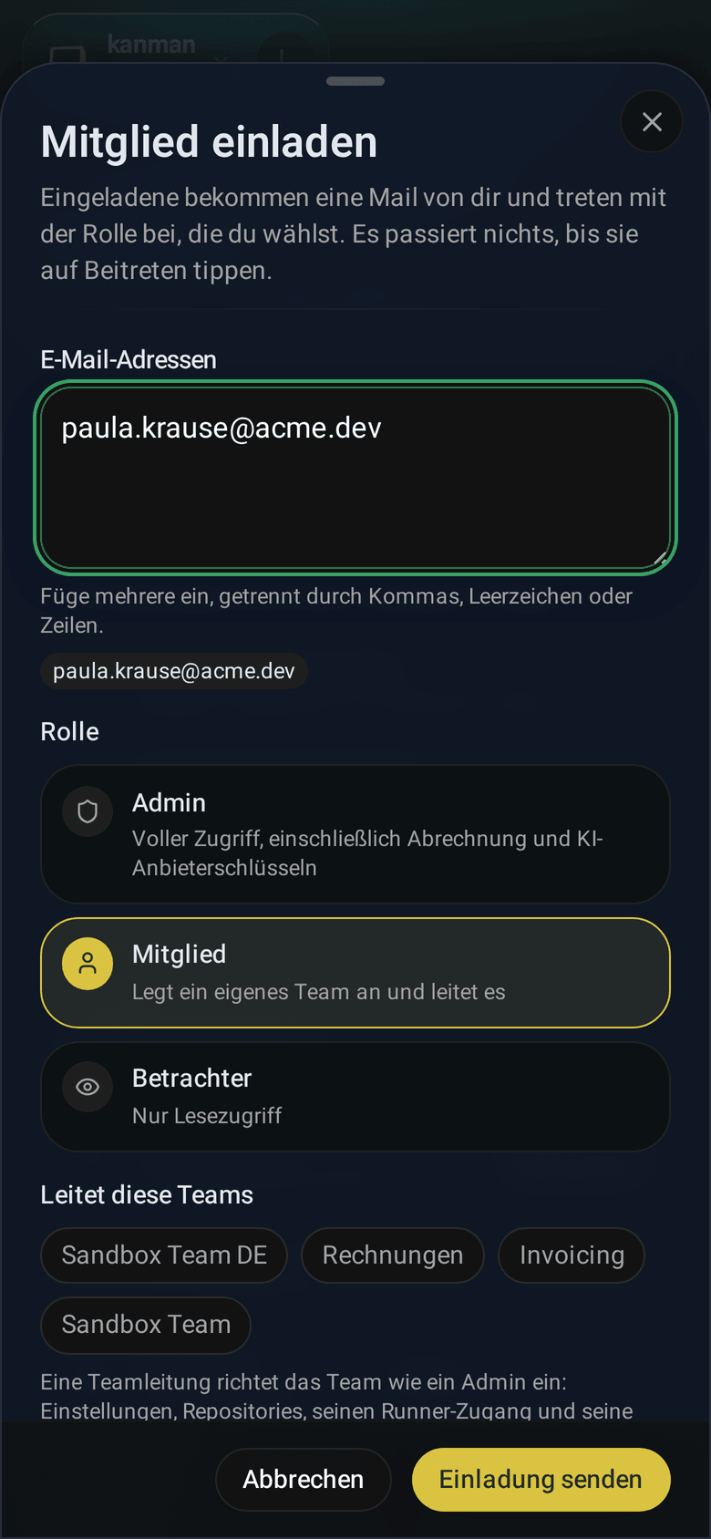 Fenster zum Einladen mit mehreren E-Mail-Adressen, den Rollenkarten Admin, Mitglied und Betrachter und den Teams, denen sie beitreten (Mobile)